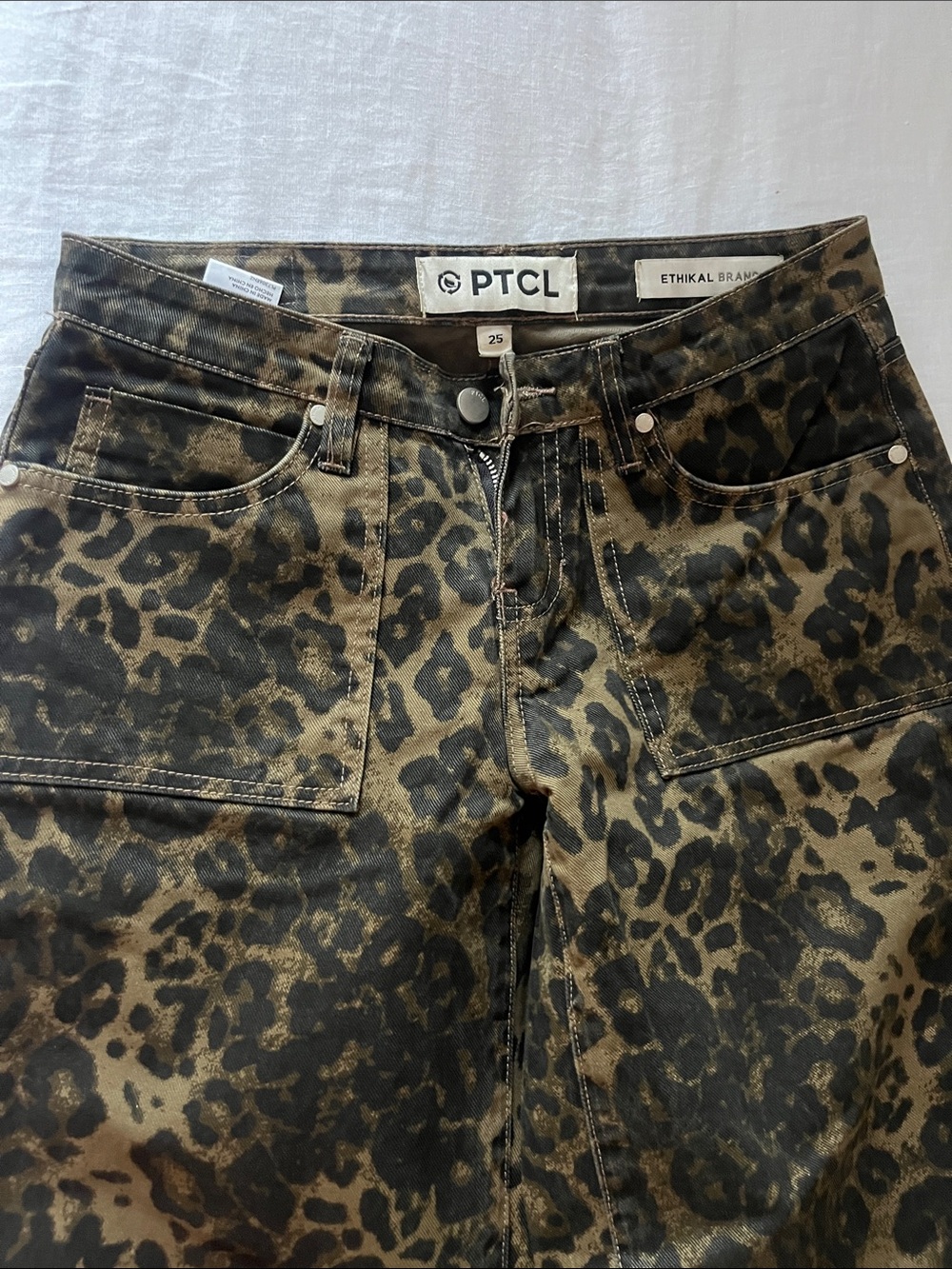 TCL Women's Straight-Leg Leopard Print Jeans in Brown and Black